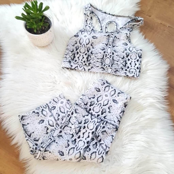 Biker shorts & sports bra set - Picture 2 of 2